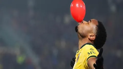 巴塞罗那主席拉波尔塔欲再签苏亚雷斯，西媒透露内情